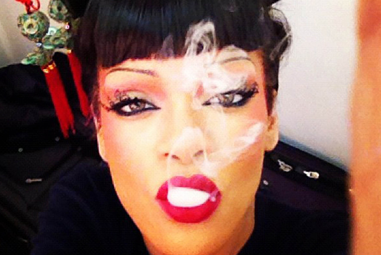 Rihanna kopplar av med en cigarett.