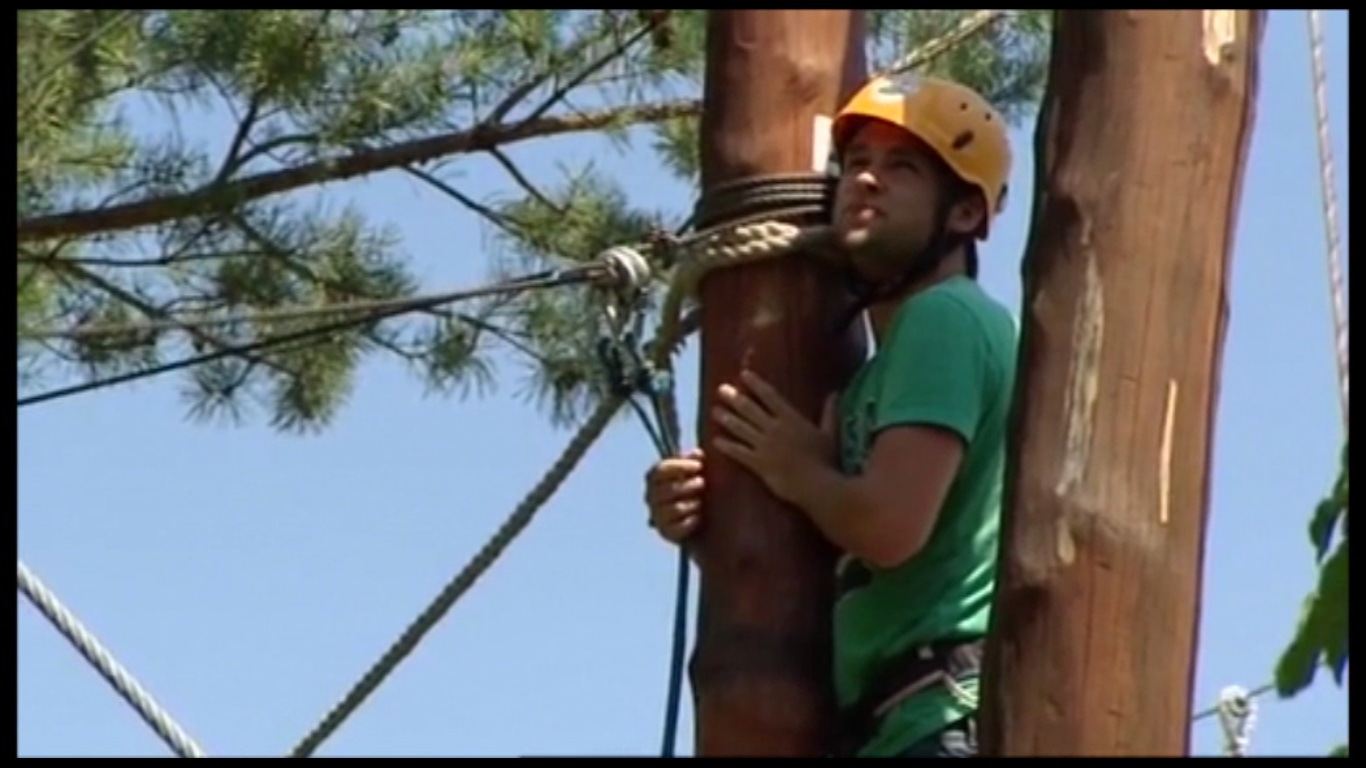 Viktor är livrädd för att klättra bland träden