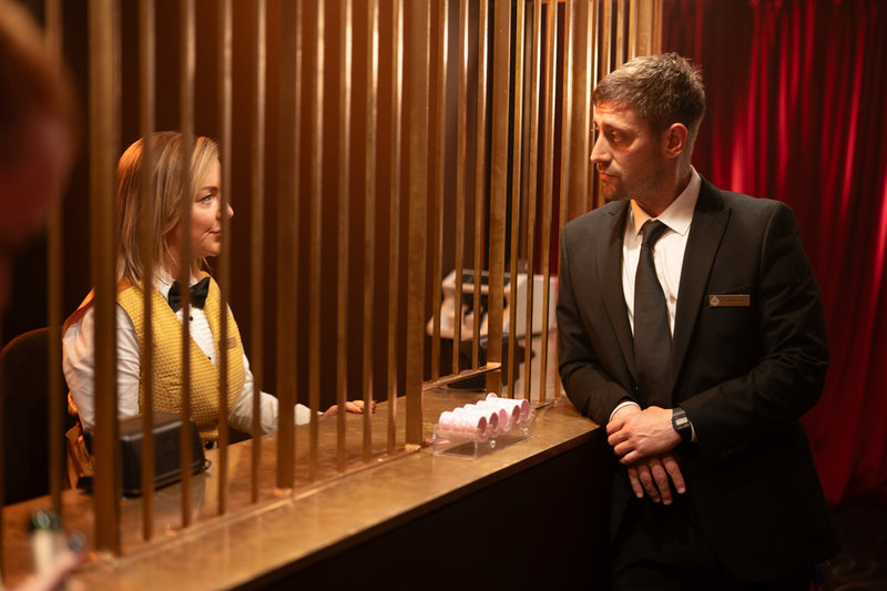 Leanne (Sheridan Smith) och Matty (Michael Socha) försöker båda blåsa kasinot de arbetar på i "Svindlarna". 