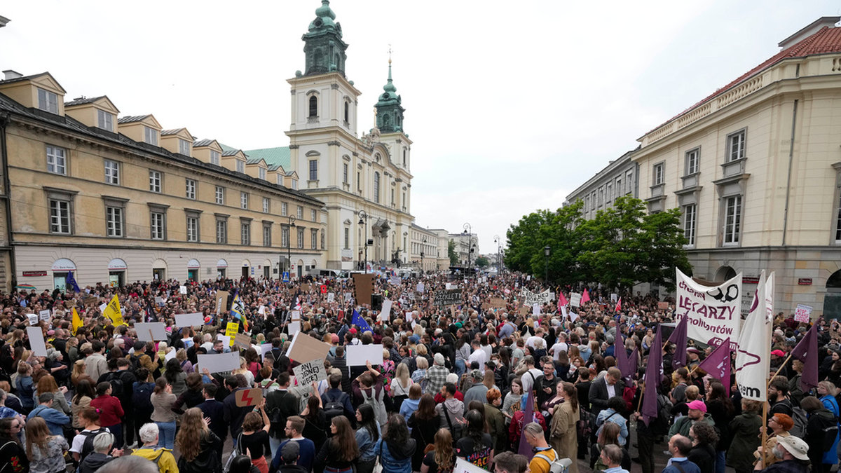 Demonstrationer mot Polens abortlagstiftning genomfördes runt om i landet på onsdagen, här i Warszawa.