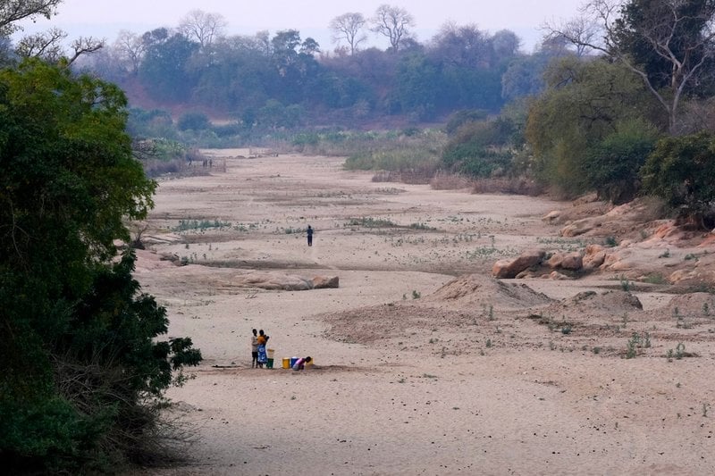 Torka slår hårt mot redan nödställda och är en bidragande orsak till att fler flickor gifts bort. På bilden en uttorkad flodbädd i Lusitu i östra Zambia 2024.