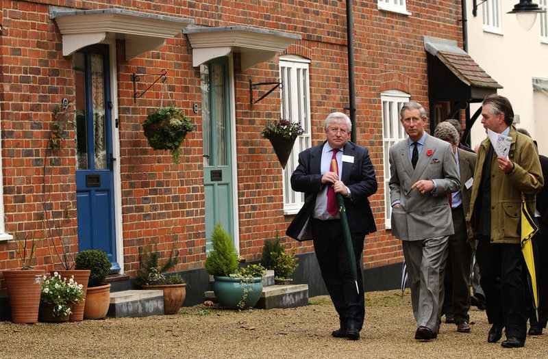 En av Charles hjärtefrågor har varit experimentstaden Poundbury i Dorchester, byggd på kungafamiljens mark, enligt de principer som Charles förordat. Bilden från 2004.