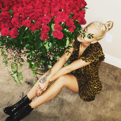 Rita Ora har fått ett fång rosor. Rita Ora har fått ett fång rosor.