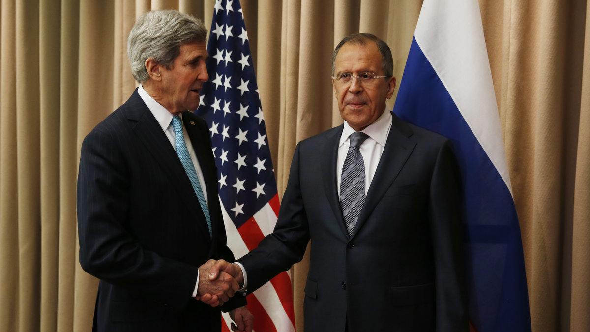 USA:s utrikesminister John Kerry med sin ryske motsvarighet Sergej Lavrov.