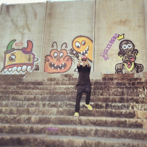 Justin Bieber visar upp sina senaste alster på Instagram. Tonårsstjärnan passar på att tillägga att han "fortfarande suger" men att han har roligt i alla fall. Justin Bieber visar upp sina senaste alster på Instagram. Tonårsstjärnan passar på att tillägga att han "fortfarande suger" men att han har roligt i alla fall.