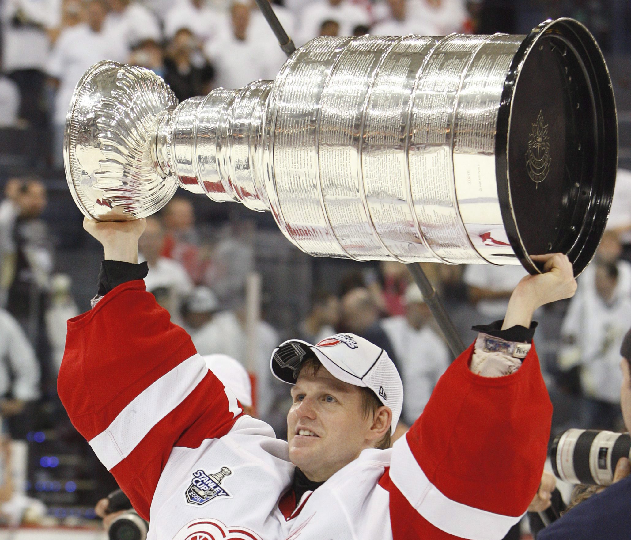 Det blev tre Stanley Cup-segrar i karriären: 1997, 1998 och 2008. Här är en bild från det sistnämnda året.