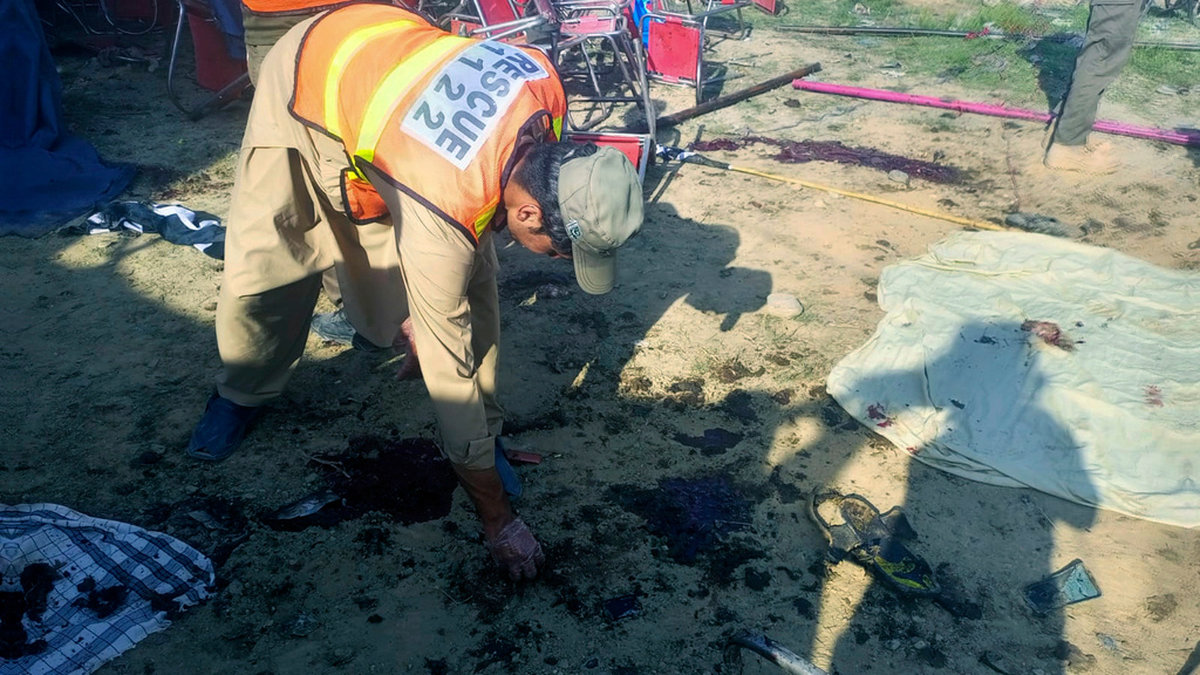 En räddningsarbetare inspekterar platsen där en bomb exploderade tidigare i år, i regionen Bajur i Pakistan. Arkivbild.