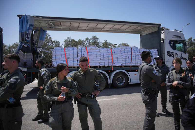 En lastbil med humanitär hjälp i Israel, vid gränsövergången Kerem Shalom på onsdagen.