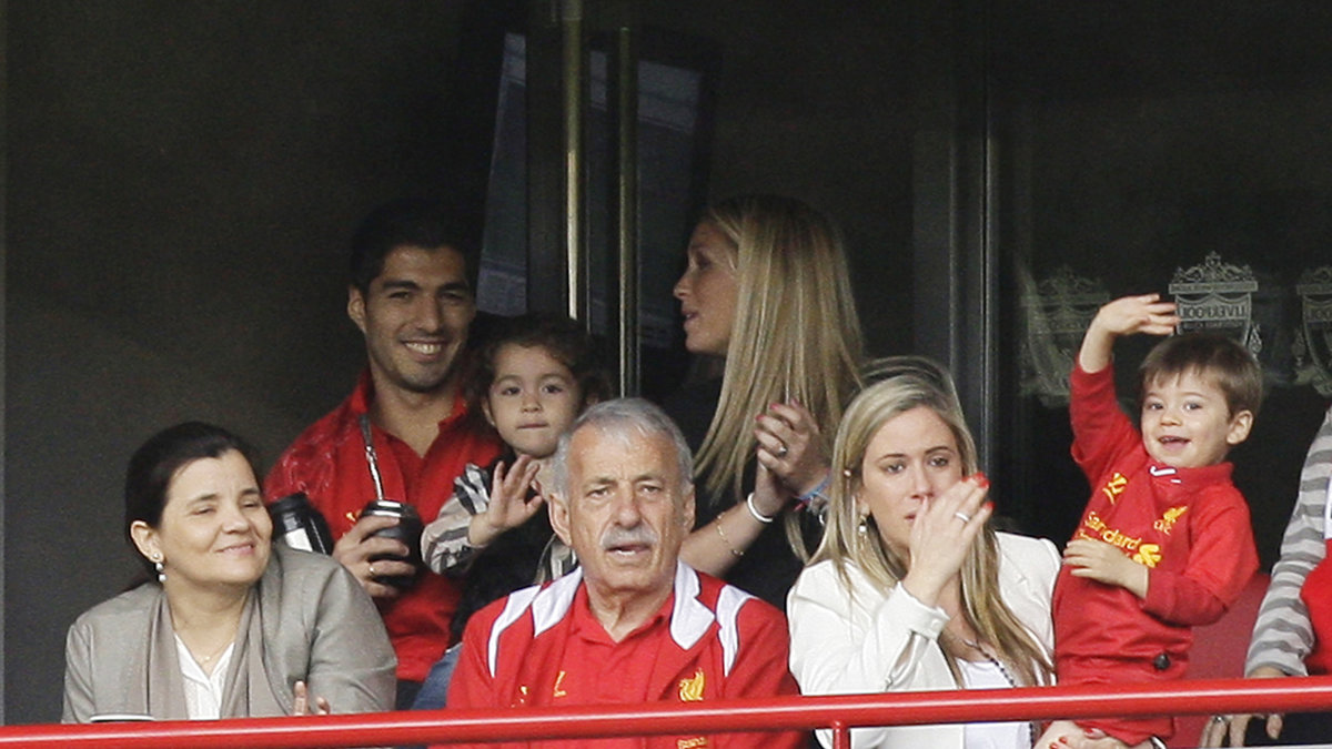 Luis Suarez såg nöjd ut på läktaren.