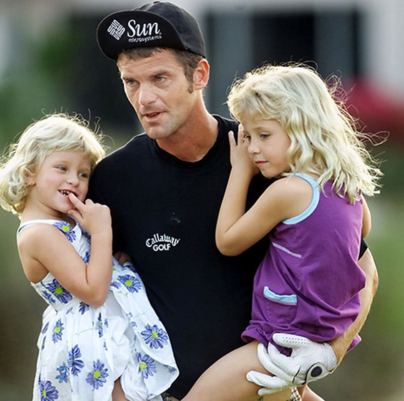 Jesper Parnevik med döttrarna Peg och Penny år 2001.