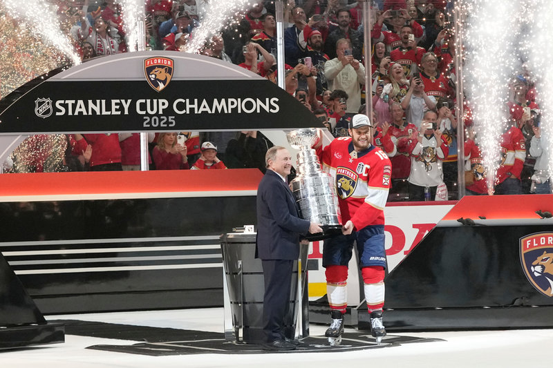 Aleksander Barkov tar emot Stanley Cup-bucklan för andra året i rad. Nu är den finländske stjärnan långtidsskadad när Florida jagar tredje raka titeln. Arkivbild.