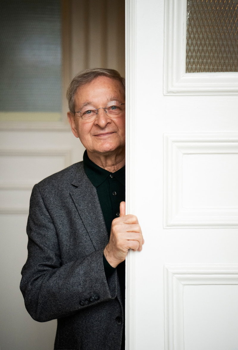 I tio år har Péter Nádas jobbet heltid med 'Illuminerade detaljer' som krävt enormt mycket efterforskningar. Sverige är första land efter Tyskland att översätta den första delen.