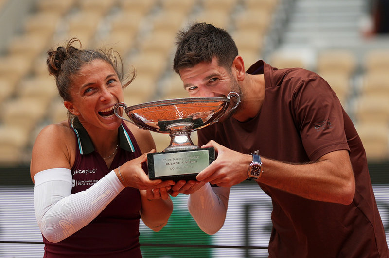 Sara Errani och Andrea Vavassori när de vann mixedklassen i Franska mästerskapen i somras.