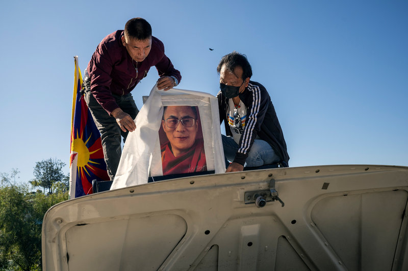 Tibetaner i exil i indiska Dharamsala samlades för att protestera i samband med det kinesiska Kommunistpartiets kongress.