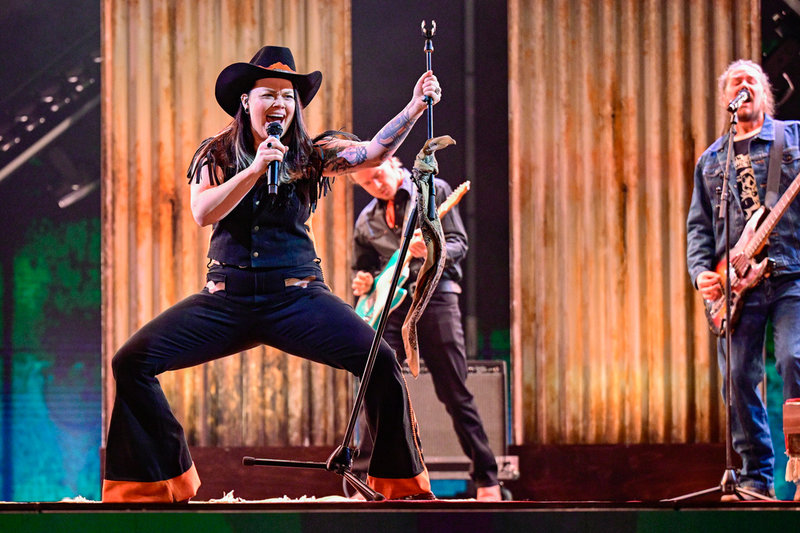 Erika Jonsson vill visa att man kan delta i Melodifestivalen "även om man kommer från ett hörn av Värmland". 