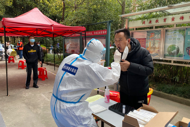En man testats för covid-19 i Pudongdistriktet i östra Shanghai i slutet av mars. Arkivbild