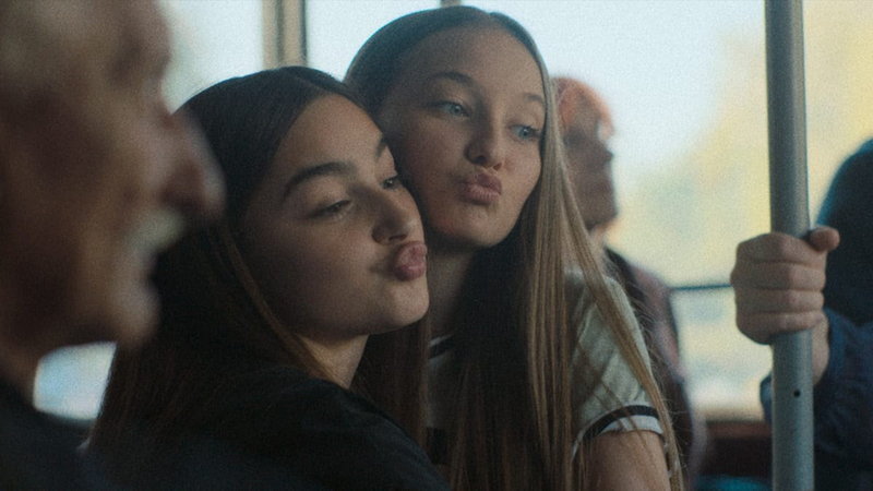 Dina Dumas 'Sisterhood' beskriver hur långt någon är villig att gå för sina vänner. Pressbild.