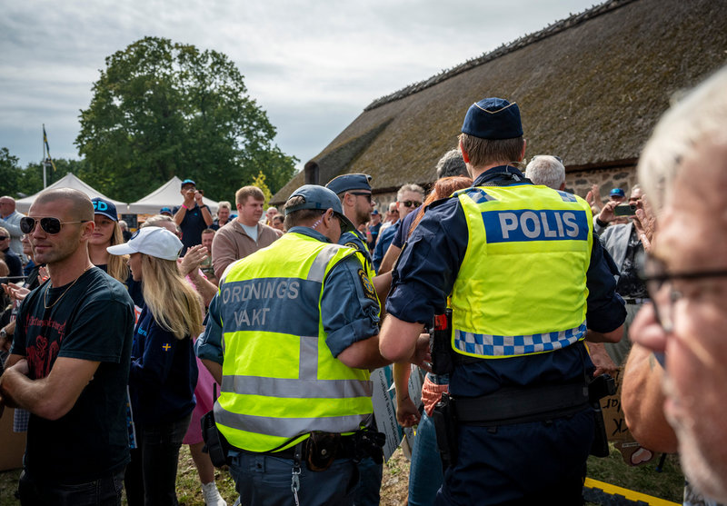 Palestinaaktivister förs bort av polis och ordningsvakter under Jimmie Åkessons (SD) sommartal.