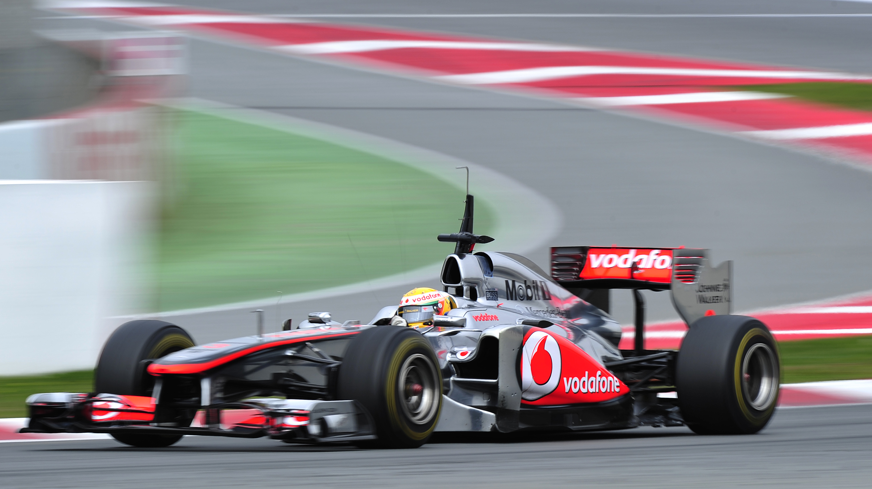 McLaren bygger om bilen bara dagar innan Formel 1-premiären.