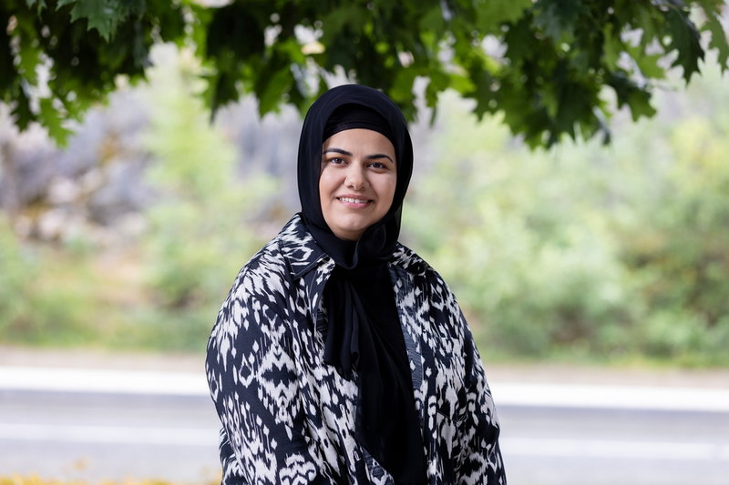 'Jag förstår att man kan vara tveksam till en bok på slang men det har varit häftigt att inse att unga i orten också kan bli författare' säger Nora Khalil om att skriva på slang.