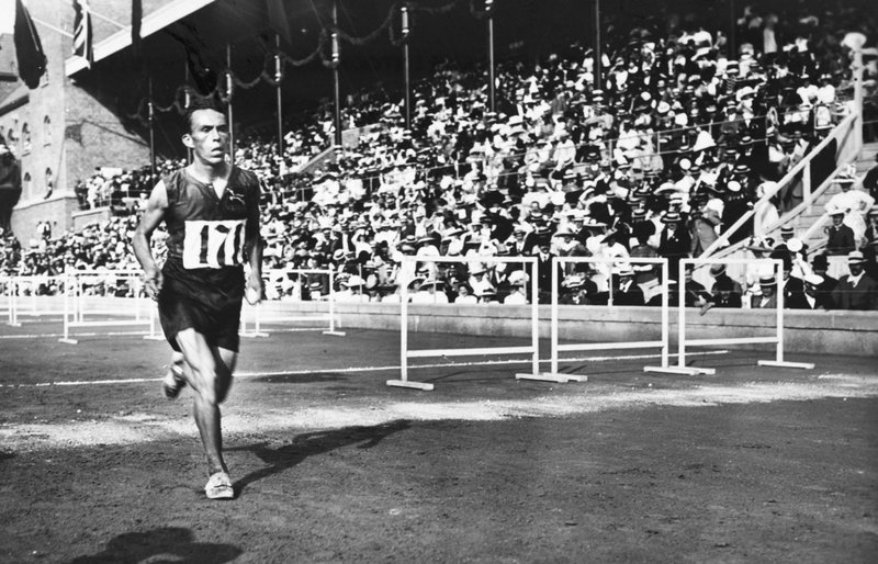 GW Gitsham, Sydafrika, går i mål som tvåa i maraton i OS i Stockholm 1912. Det är hittills enda gången Sverige arrangerat ett olympiskt spel. Arkivbild.