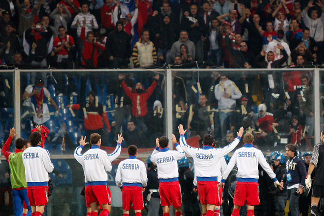 De serbiska spelarna försökte lugna publiken.