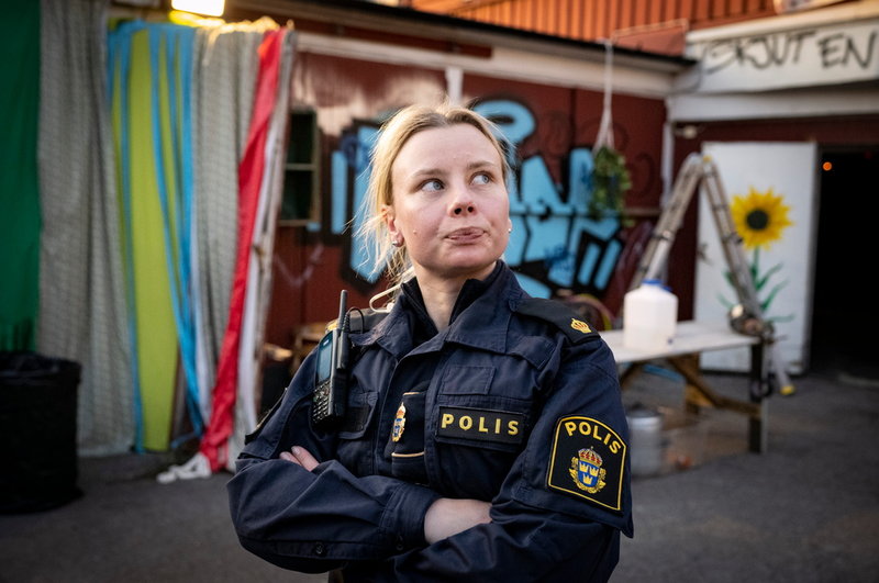 Amanda Jansson fick sitt stora genombrott som Sara i polisserien "Tunna blå linjen". Även då stod Sanna Lenken för regin. Sedan premiären 2021 har det blivit tre säsonger och just nu spelas ytterligare avsnitt in.