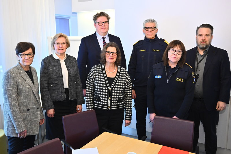 Rådet mot organiserad brottslighet samlades på tisdagen för andra gången. Frv: Katrin Westling Palm, generaldirektör Skatteverket, riksåklagare Petra Lundh, Monica Rodrigo, generaldirektör Ekobrottsmyndigheten, justitieminister Gunnar Strömmer (M), rikspolischef Anders Thornberg, generaltulldirektör Charlotte Svensson och Johan Olsson, chef för Polismyndighetens nationella operativa avdelning.