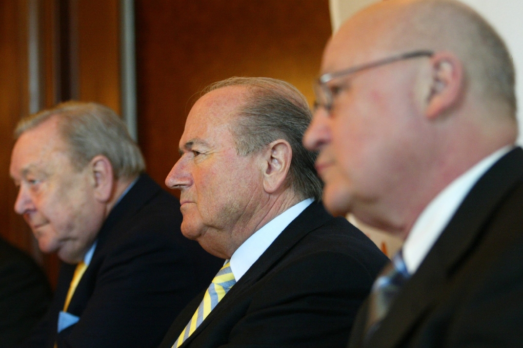 Lagrell firar tillsammans med Sepp Blatter och Lennart Johansson.