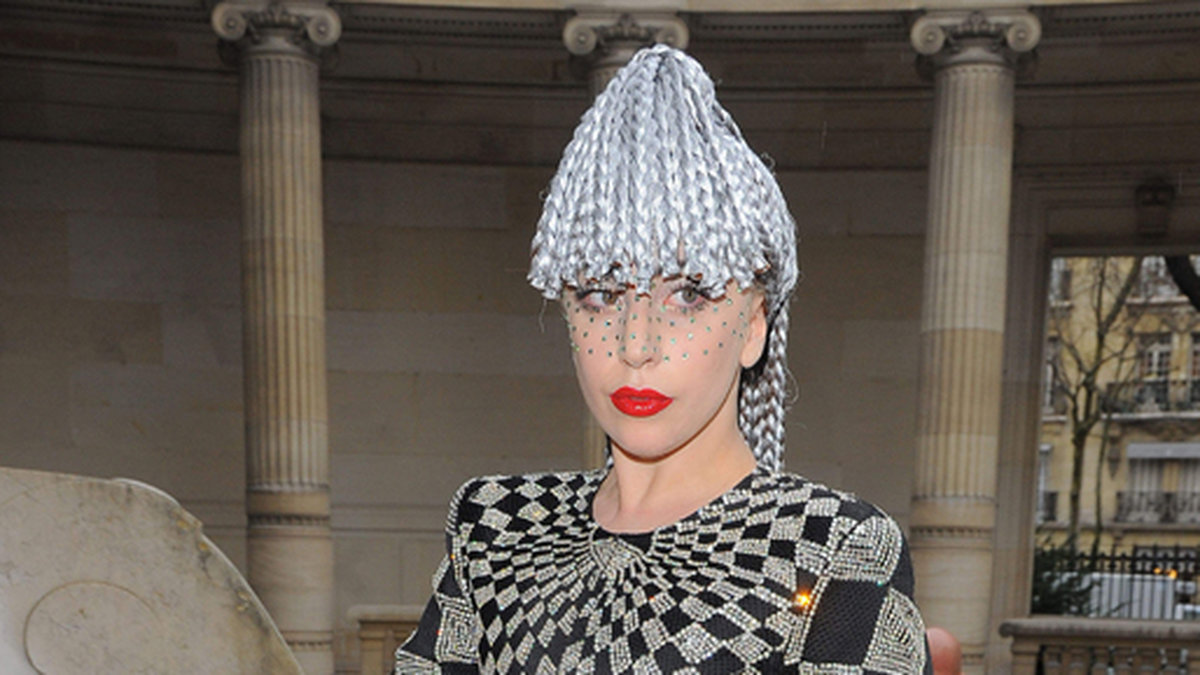 Lady Gaga med en liten mopp på huvudet. 
