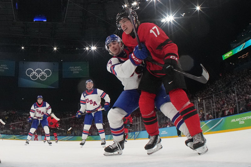 Kanadas Macklin Celebrini (17) under OS-finalen mot USA. Arkivbild.