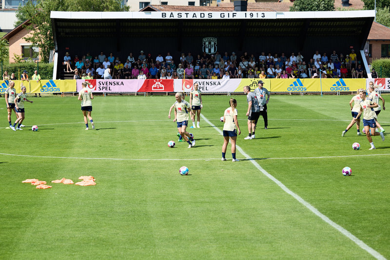Det var fullsatta läktare, och folk runt hela planen, när damlandslaget i fotboll tränade på Örebäcksvallen i Båstad på midsommardagen.
