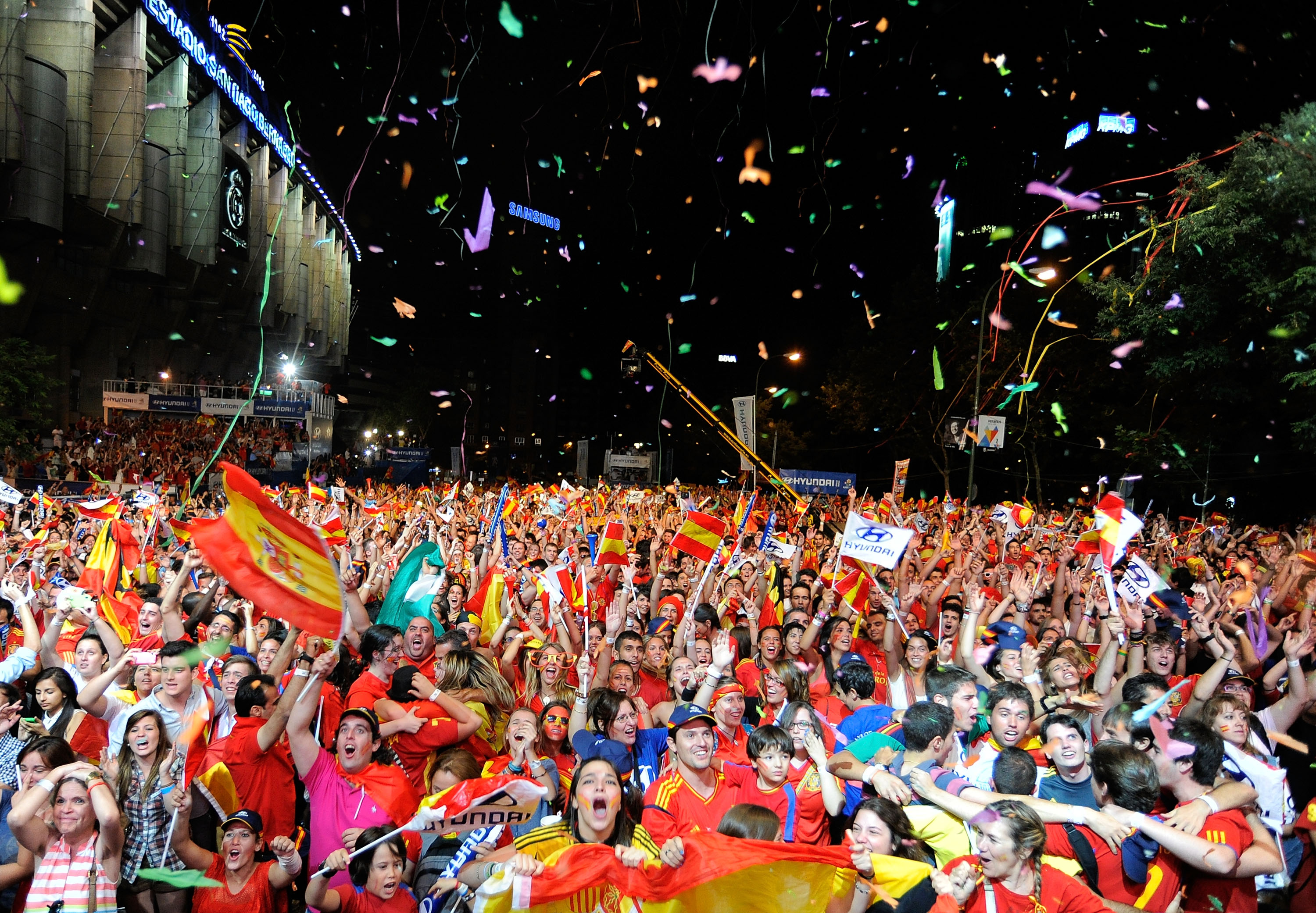Tiotusentals spanjorer samlades i Madrid för att fira segern.