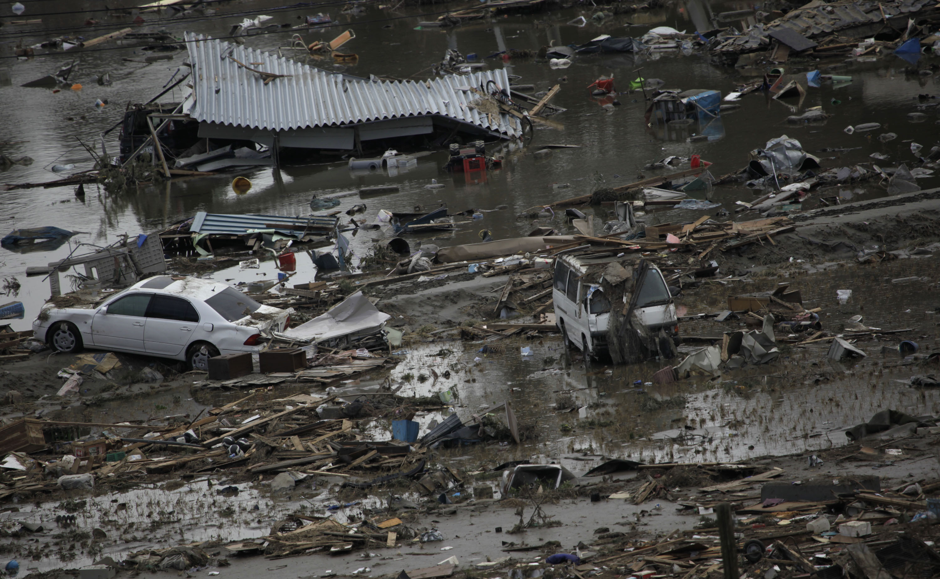 Skalvet har förstört många människors hus och ägodelar. Tsunamivågen som följde svepte med sig allt som stod i dess väg.