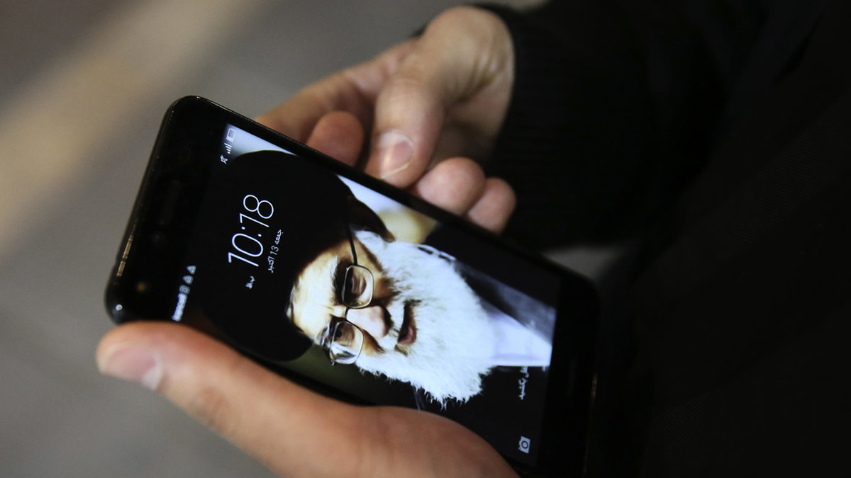 Irans högste ledare ayatolla Ali Khamenei som bakgrundsbild på en mobiltelefon. Arkivbild.