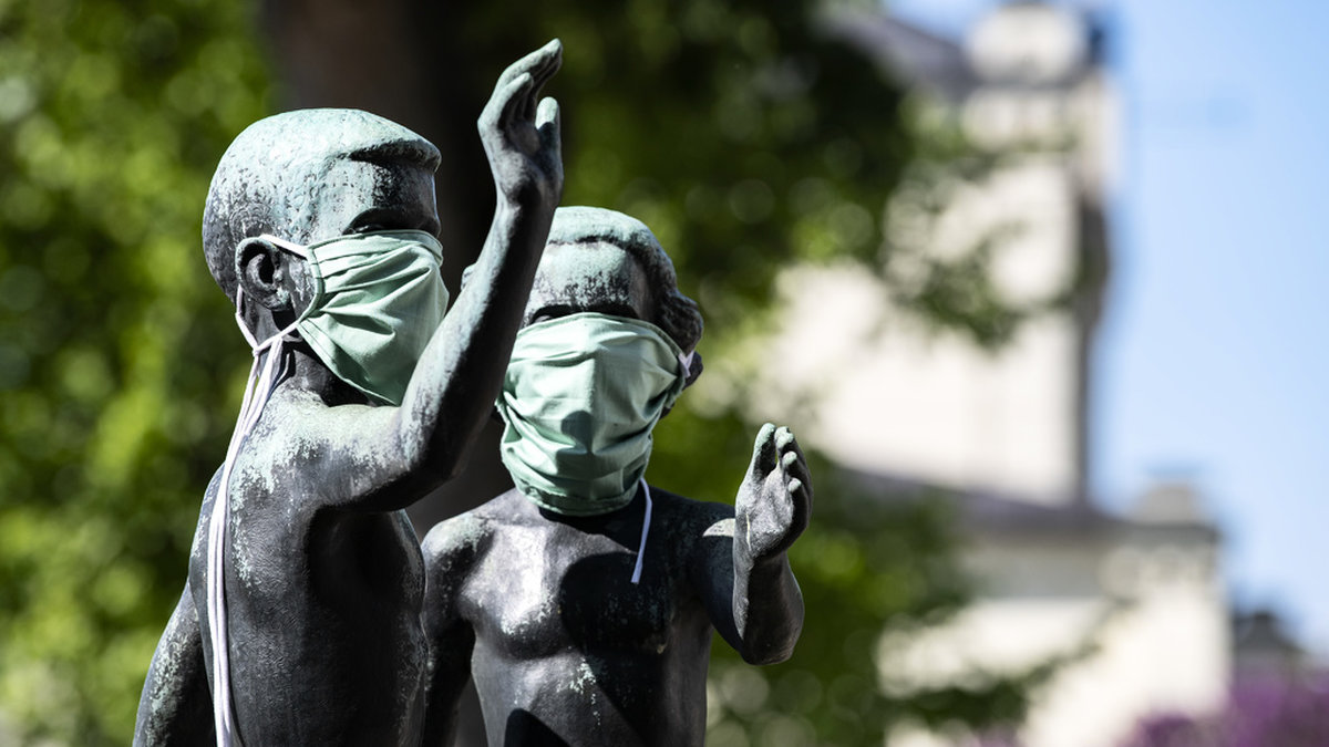 Jonas Frödings staty 'Lekande barn' från 1954 är ett av de offentliga konstverk som pryder Lund. Under pandemin försågs skulpturen med munskydd av en okänd skämtare. Arkivbild.