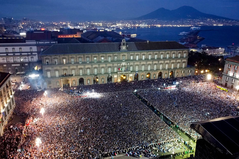 Napolifans följer den avgörande matchen på Piazza del Plebiscito i Neapel.