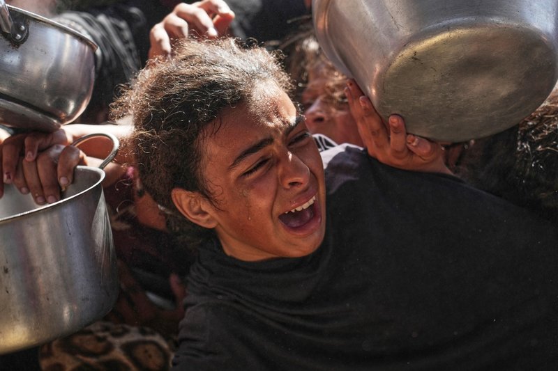 Palestinsk flicka som kämpar för att få mat i Khan Yunis, den 9 maj.