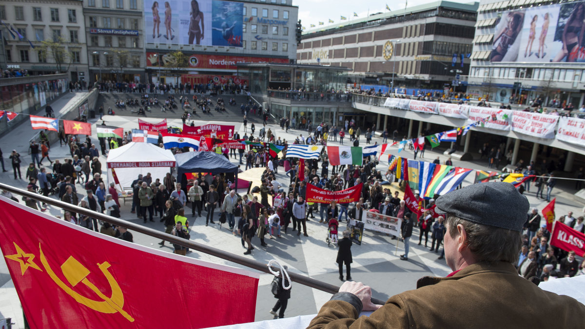 Kommunistiska partiet demonstrerar på Sergels torg i Stockholm.
