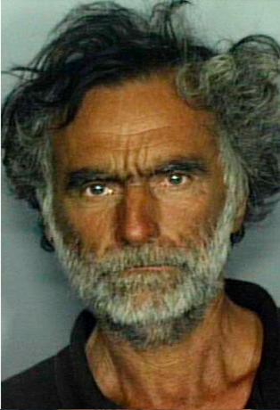 Mannen fick både ögonen urholkade, huden uppriven och näsan sönderbiten. Ronald Poppo är 65 år gammal. 