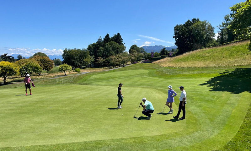 Madelene Sagström, tvåa från höger, under den pro-am som avgjordes dagen inför Evian Championship utanför Évian-Les-Bains.