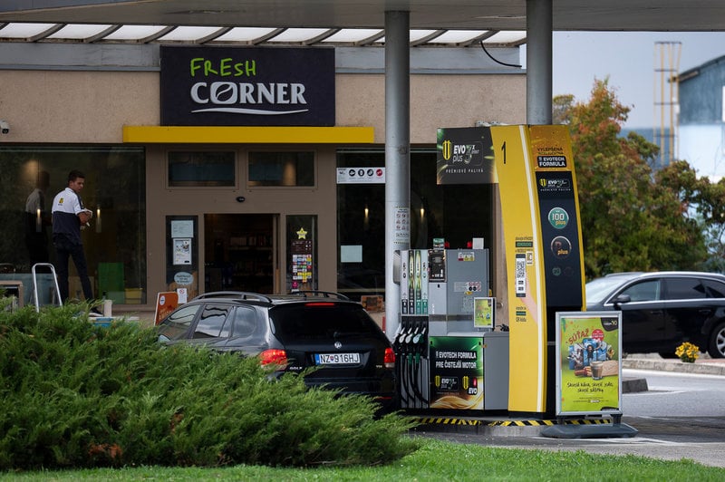 En Slovnaft-bensinstation i Sturovo, Slovakien. Kedjan ägs av den ungerska bränslejätten MOL, som raffinerar importerad rysk råolja. Bilden togs den 28 september.
