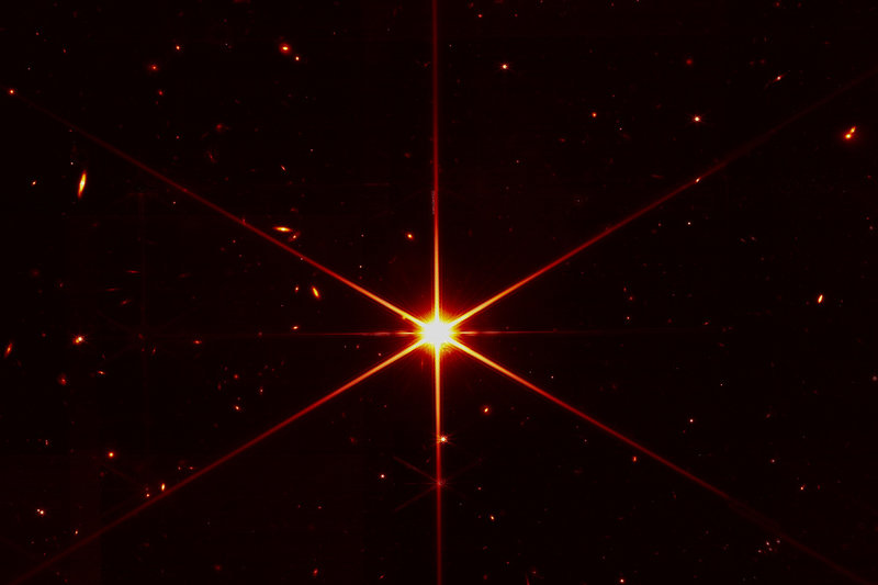 James Webb-teleskopet tog denna bild i mars. Den använde stjärnan med namnet 2MASS J17554042+6551277 för att ställa in skärpan och kalibrera de 18 speglar som fångar in infraröda våglängder.