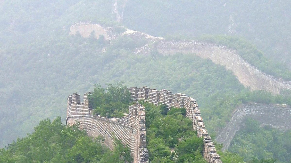 4. Kinesiska muren är byggd i omgångar, från några hundra år före Kristus till Mingdynastin som varade mellan 1368-1644. Det är jordens längsta byggnadsverk och tros vara uppemot 22 000 kilometer. Det sägs att den som enda byggnad syns från månen, men det stämmer inte. Trots detta är muren ett av världens mest kända turistmål. 