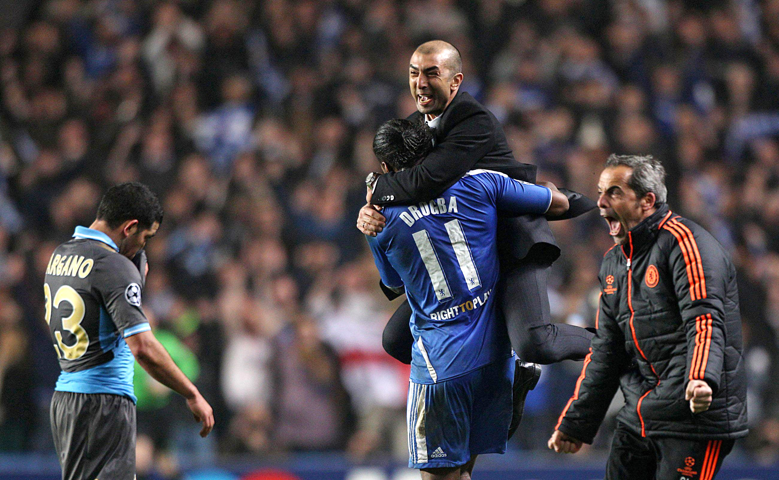 Chelsea firar Ivanovic sena mål mot Napoli.
