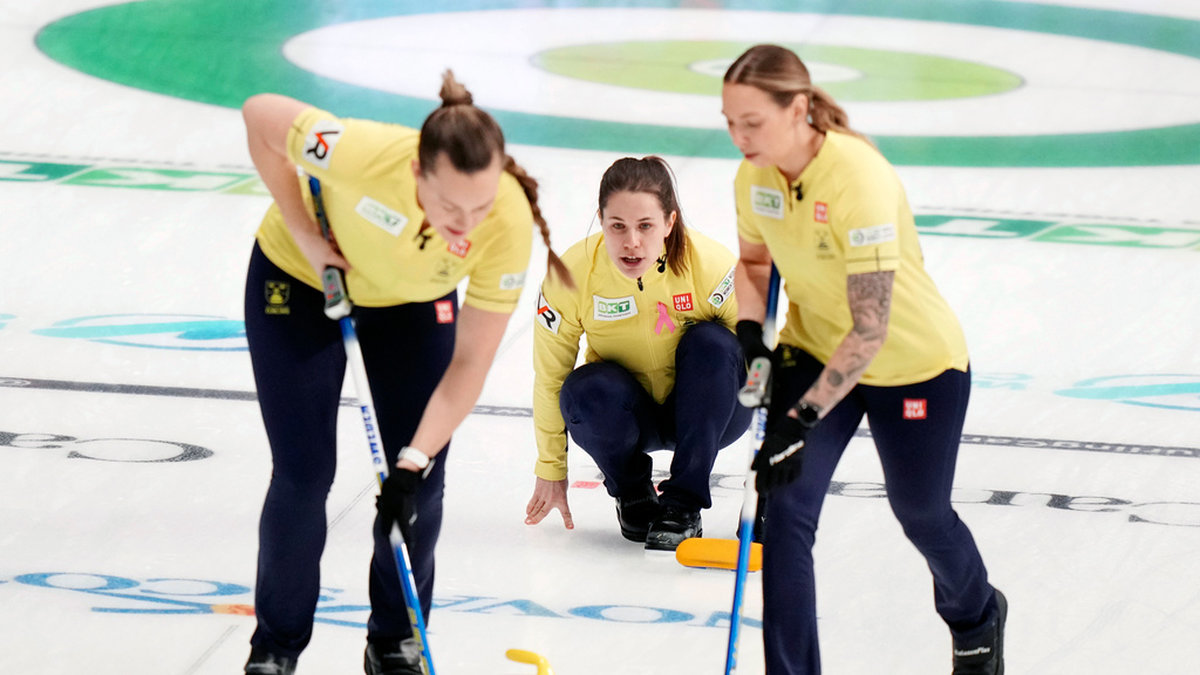 Svenska skippern Anna Hasselborg (i mitten) och Agnes Knochenhauer (till vänster) och Sofia Mabergs (till höger) under matchen mot USA. Sedan blev det förlust mot Sydkorea men slutspelshoppet lever i curling-vm för damer i Kanada, för Sverige.