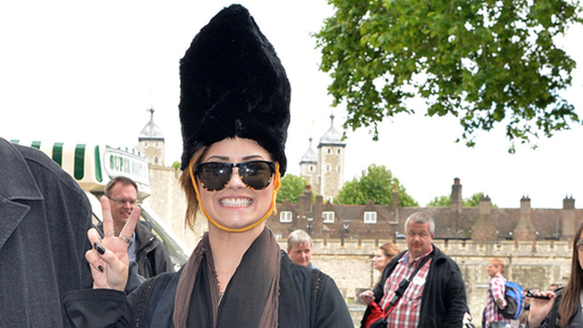 Demi Lovato gör London i en souvenirhatt. 
