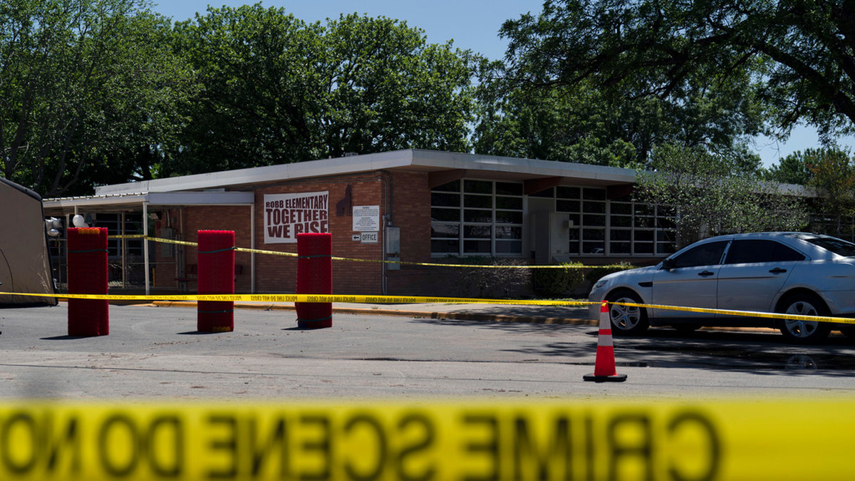 Avspärrningar runt skolan Robb Elementary, där minst 19 barn och två lärare sköts ihjäl av gärningsmannen, som sedan dödades av polis.