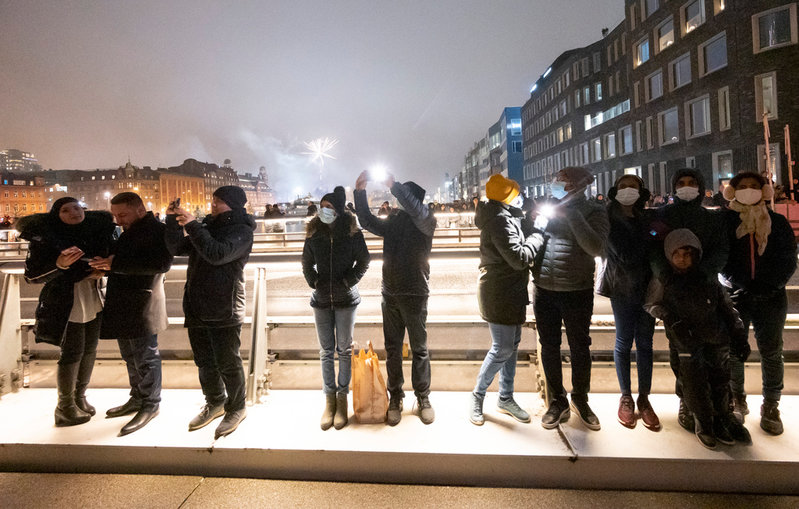 Folk tog sig ut på för att se fyrverkerierna i Malmö.