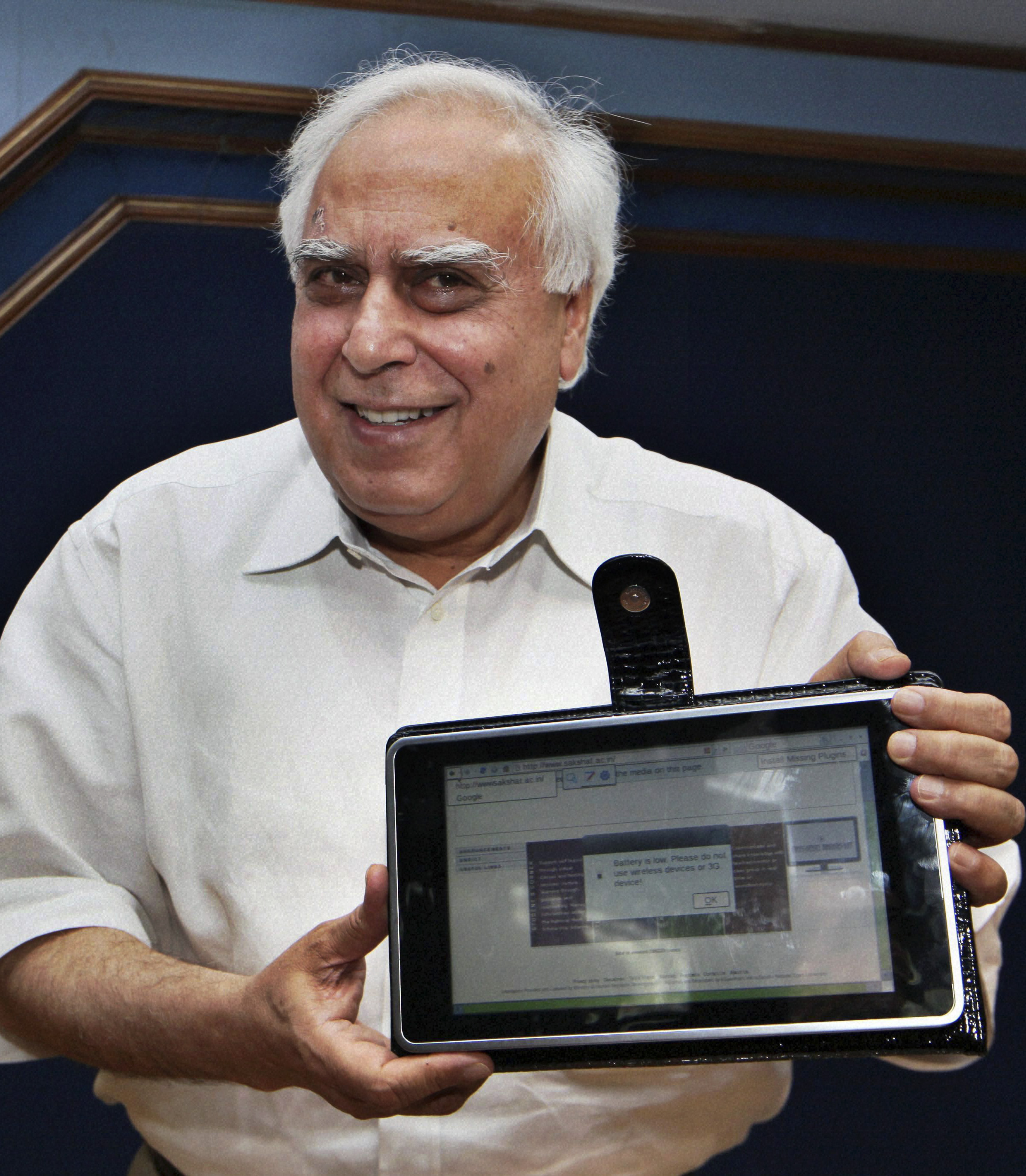 Kapil Sibal, minister för utveckling av mänskliga resurser, presenterar datorn.